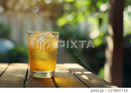 縁側と麦茶のある夏の午後 127695710