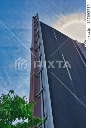 跳ね上がった手結港可動橋 跳ね上がった手結港可動橋 127695719