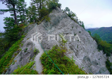 船窪岳付近の崩落地のロープ場 127695724