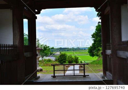 医王寺　仁王門から額縁撮影の景色　鹿沼市北半田 127695740