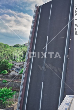 跳ね上がった手結港可動橋 127695762