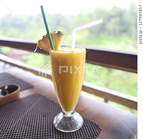 バリ島　ウブド　テガラランライステラス　マンゴースムージー　べベック ブンギル 127695857