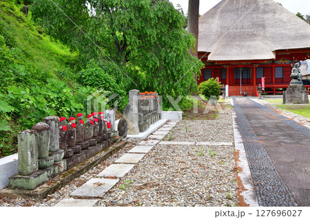医王寺 参道に並ぶお地蔵様と金堂 鹿沼市北半田 医王寺 参道に並ぶお地蔵様と金堂 鹿沼市北半田 127696027