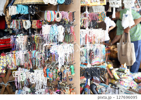 バリ島　ウブド　ウブド市場 127696095