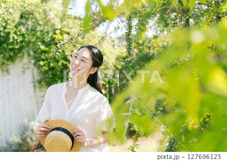 麦わら帽子を持つ女性 麦わら帽子を持つ女性 127696125