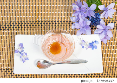 青い紫陽花と切り子グラスに作った梅ゼリー 127696337