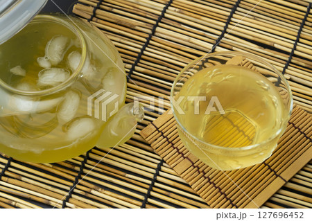 冷たい緑茶 急須で入れた冷茶 127696452