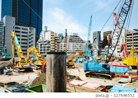 大規模建設現場のある都市風景 再開発中の池袋 2025.06　c-5 フィルム調 127696552