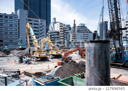 大規模建設現場のある都市風景 再開発中の池袋 2025.06　e-4 低彩度 127696563