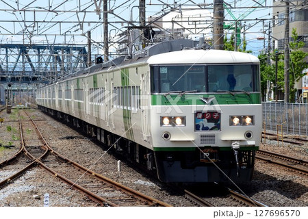 かつて国鉄型の特急車両185系で運転されていた、首都圏から伊豆半島を結ぶ特急踊り子号です。 127696570