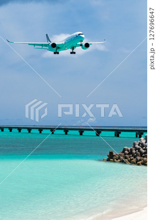 ビーチに舞い降りる大型旅客機 127696647