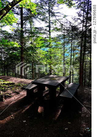 御坂山地　三ツ峠山の登山道　斜光のベンチ休憩所 127696688