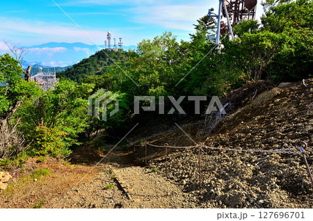 御坂山地の三ツ峠山山頂からの展望　隣の御巣鷹山を望む 127696701