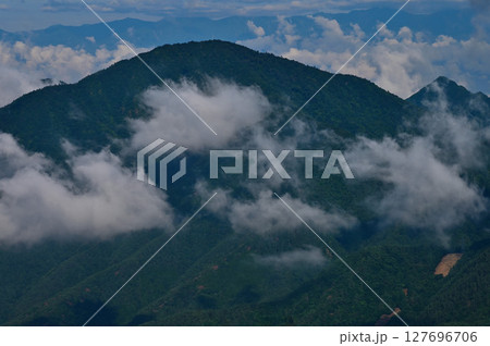 御坂山地の三ツ峠山山頂からの展望　黒岳を望む 127696706