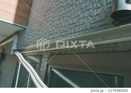 ルームエアコン室外の高所横引きの配管レイアウト 127696808