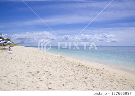 沖縄の美しい海と砂浜の風景 127696957