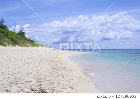 沖縄の美しい海と砂浜の風景 127696959
