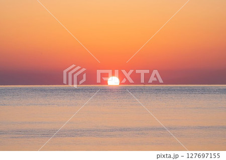 【日の出素材】富山県雨晴海岸から見る日の出【富山県】 【日の出素材】富山県雨晴海岸から見る日の出【富山県】 127697155