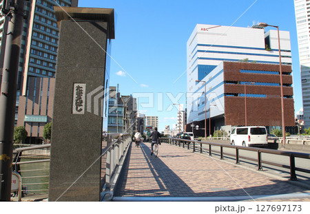 玉江橋から見る大阪中之島ABCリバーデッキ 127697173