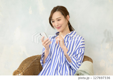 スマホを操作する女性 スマホを操作する女性 127697336