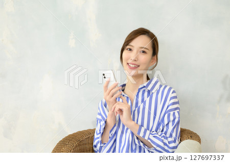 スマホを操作する女性 スマホを操作する女性 127697337