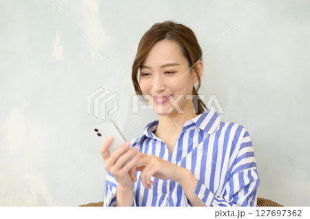 スマホを操作する女性 スマホを操作する女性 127697362