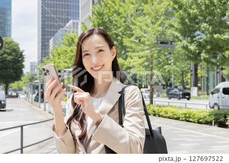 スマートフォンで調べる女性 127697522