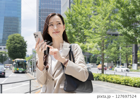 スマートフォンを使う若い女性 127697524