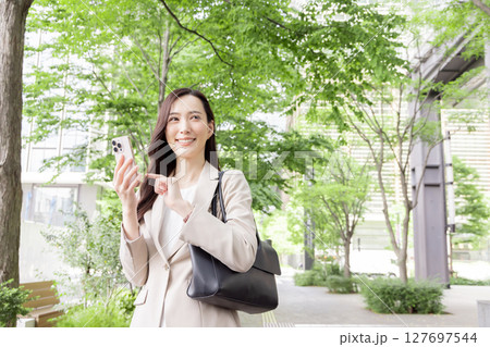 スマートフォンで調べるビジネスウーマン 127697544