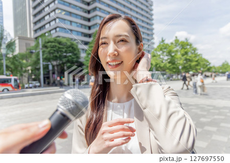 インタビューを受ける女性 インタビューを受ける女性 127697550