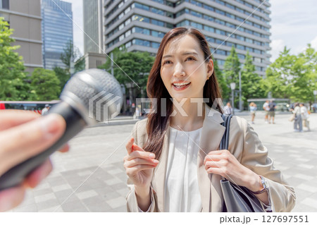 街頭インタビューを受ける女性 街頭インタビューを受ける女性 127697551