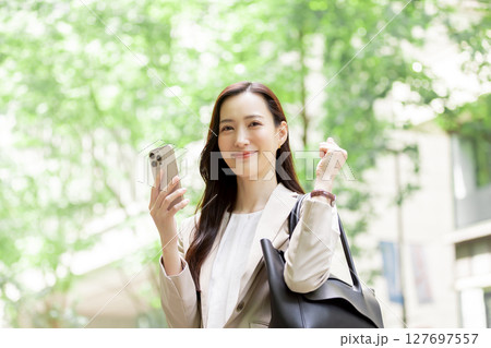 スマートフォンを使うキャリアウーマン スマートフォンを使うキャリアウーマン 127697557