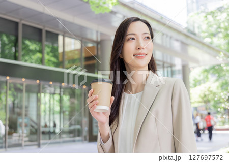 コーヒーをテイクアウトする女性 コーヒーをテイクアウトする女性 127697572