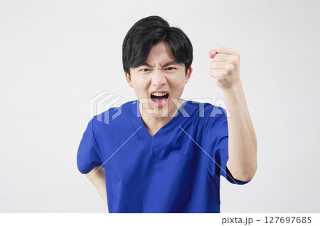 医者・看護師・歯科医師・介護士　男性　パワハラ　暴力　白背景 127697685
