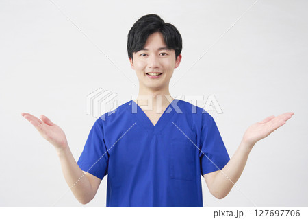 医者・看護師・歯科医師・介護士 左右を手のひらで指す男性 白背景 医者・看護師・歯科医師・介護士 左右を手のひらで指す男性 白背景 127697706