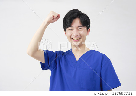医者・看護師・歯科医師・介護士　男性　ガッツポーズ　白背景 127697712