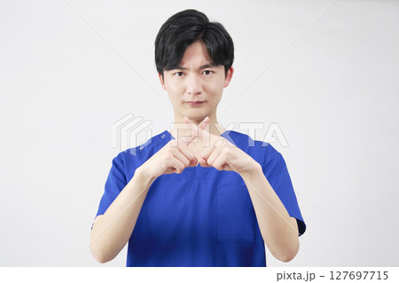 医者・看護師・歯科医師・介護士 男性 ばつ印のジェスチャー 白背景 医者・看護師・歯科医師・介護士 男性 ばつ印のジェスチャー 白背景 127697715