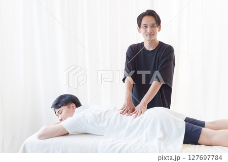 患者に施術する整体師 患者に施術する整体師 127697784