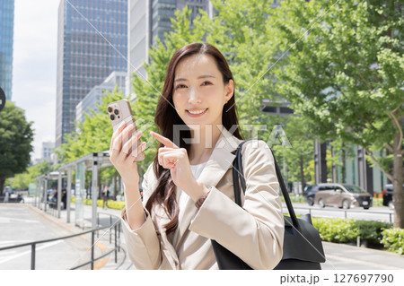 スマートフォンで検索する女性 スマートフォンで検索する女性 127697790