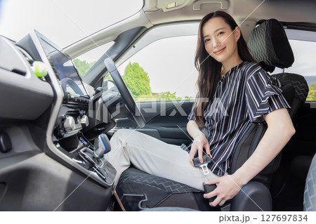 若い女性 運転 セーフティドライブ シートベルト 若い女性 運転 セーフティドライブ シートベルト 127697834