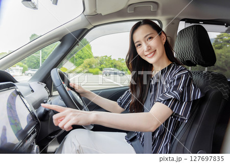 カーナビを使う若い女性 127697835