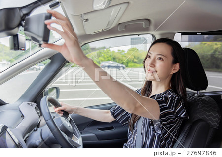 若い女性 運転 ルームミラー 若い女性 運転 ルームミラー 127697836