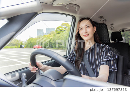 運転する若い女性 127697838