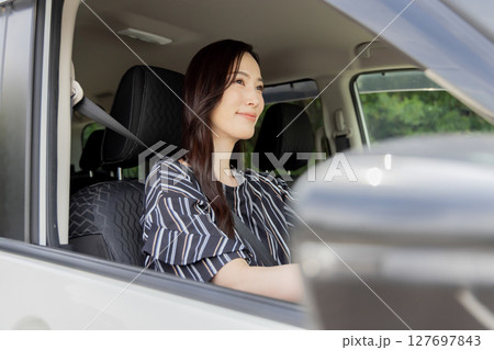 運転若い女性　 127697843