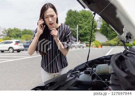 自動車の故障で困る女性 127697844
