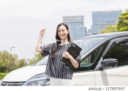 教習所に通う女性 127697847