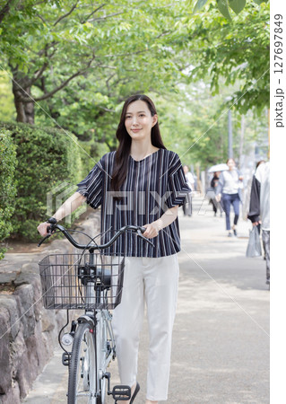 坂道で自転車を押す女性 坂道で自転車を押す女性 127697849