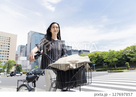 自転車で通勤する女性 127697857