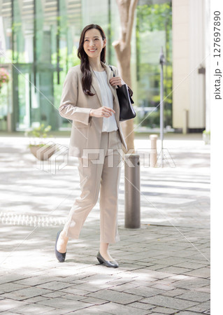 働く女性イメージ 127697890