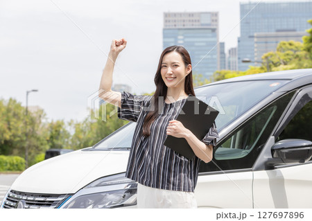 教習所に通う女性 教習所に通う女性 127697896
